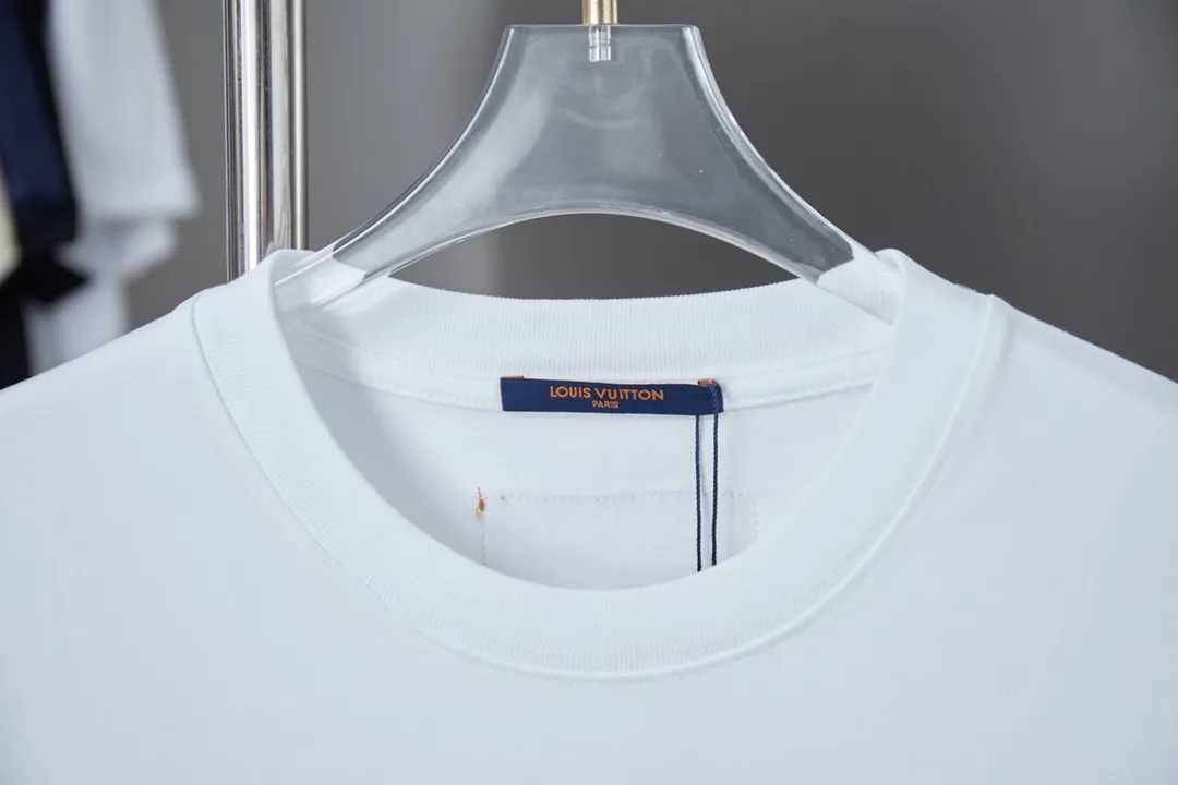 🅿️190 1V 25SS early spring new style Hydrosol embroidered LV letter short sleeves Light luxury essential item for daily commuting for men and women Correct version Welcome to compare Detailed features · 320g 100% pure cotton double yarn jersey fabric · Custom dyed in the same vat, special thickened 32 pieces double-strand 1X1 thread · Imported Tajima machine hydrosol embroidered LV letter logo on the front and back. Garment-washable embroidery hydrosol makes the embroidery offset printing softer and not stiff · Double-needle cross-stitching process · Original main mark washed tag brand moisture-proof paper packaging Color: black/white/burgundy Size: S/M/L/XL